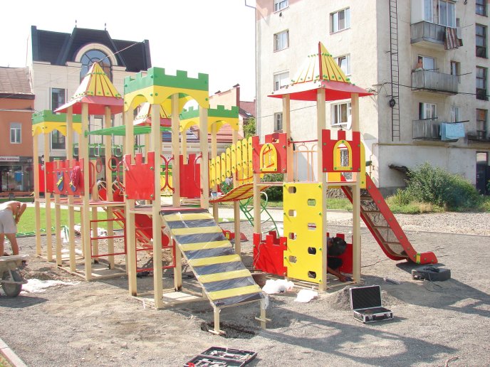 В Хусті з’явився новий дитячий майданчик – 05