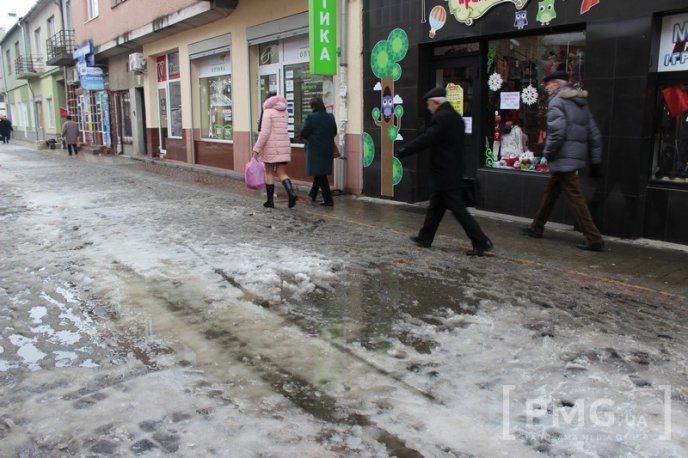 Одна з центральних вулиць Мукачева перетворилась на суцільну калюжу – 22