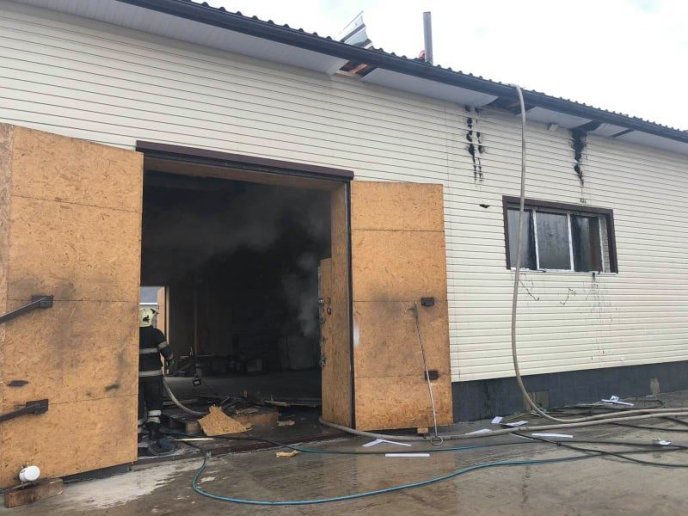 У Хусті спалахнула пожежа в боксі для ремонту автомобілів – 02