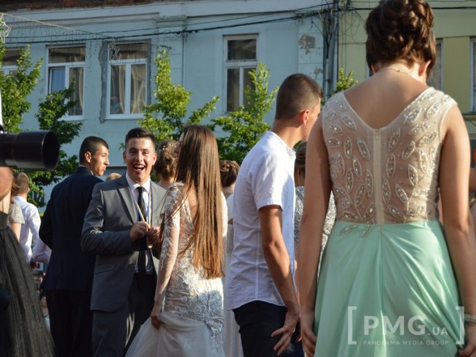 Парад випускників у Мукачеві: емоційні фото із заходу – 13