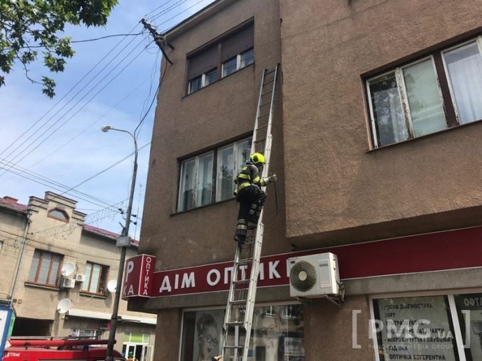 У Мукачеві на голови людей падала штукатурка – 11