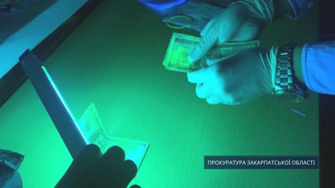 Закарпатський посадовець вимагав від підприємця 3000 доларів США – 04