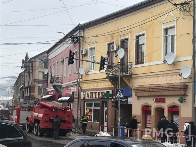 У центрі Мукачева горить дах багатоквартирного будинку – 01 У центрі Мукачева горить дах багатоквартирного будинку – 01