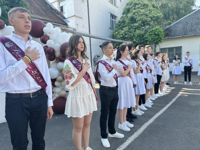 У школах Мукачева пролунав останній дзвоник для учнів 11 класів – 03