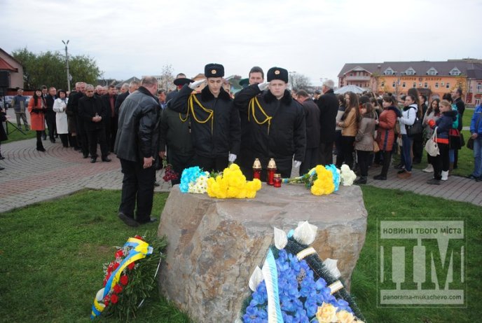 У річницю Майдану мукачівці вшанували пам’ять Небесної Сотні (ФОТОРЕПОРТАЖ) – 03