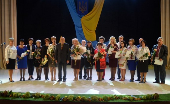 Геннадій Москаль відзначив ужгородську вчительку "Золотим ведмедиком" – 09