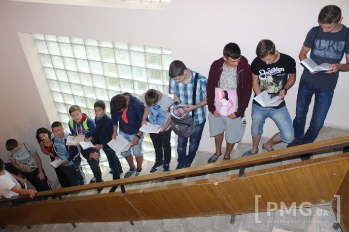 У Мукачеві відбувся флешмоб "Молодь читає" – 10