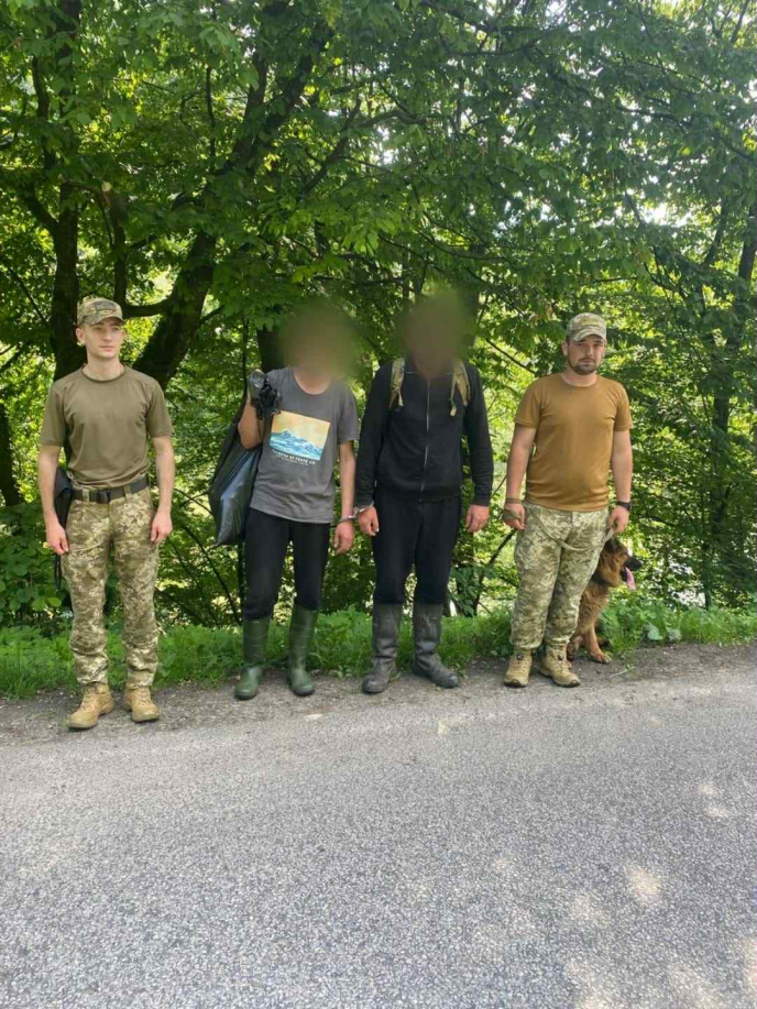 Двоє чоловіків 14 днів блукали горами, щоб перетнути кордон – 01 Двоє чоловіків 14 днів блукали у горах, аби перетнути кордон