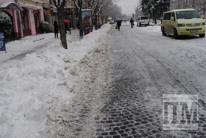 Центральну частину Мукачева комунальники очищають від снігу (ФОТО) – 08