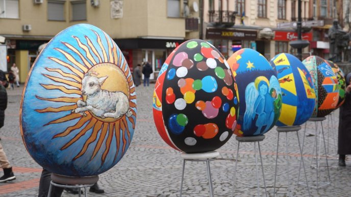 У центрі Мукачева проводять виставку макетів великих писанок – 03