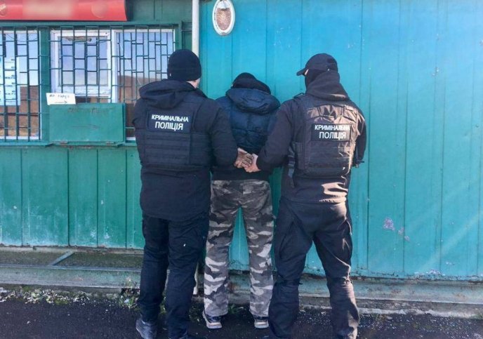 Закарпатець намагався налагодити в області схему зі збуту нелегальної зброї – 01