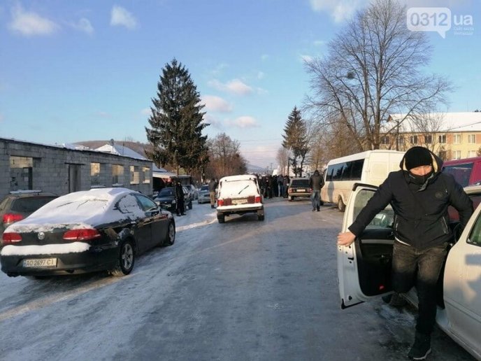Обурені закарпатці зранку перекрили дорогу – 04