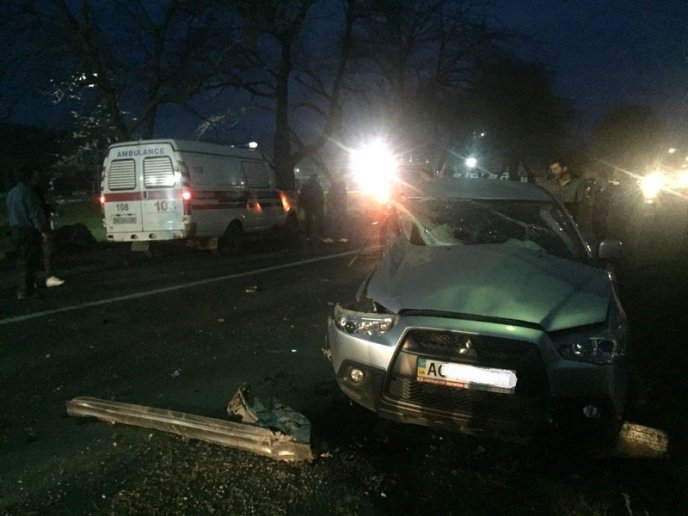 Зіткнулися легковик і мікроавтобус. Є постраждалі – 03