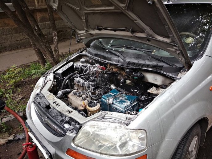 У Берегові під час руху загорілася машина – 03