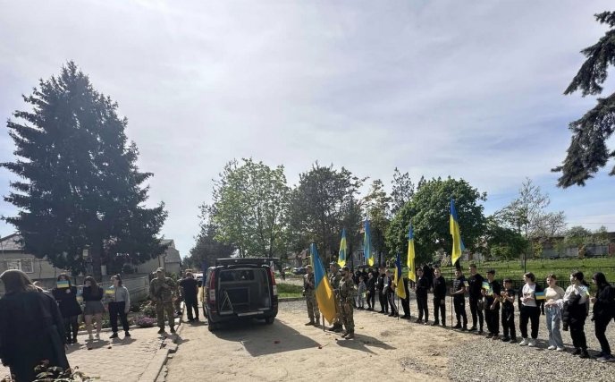 У Великолучківській громаді провели в останню путь полеглого захисника – 02