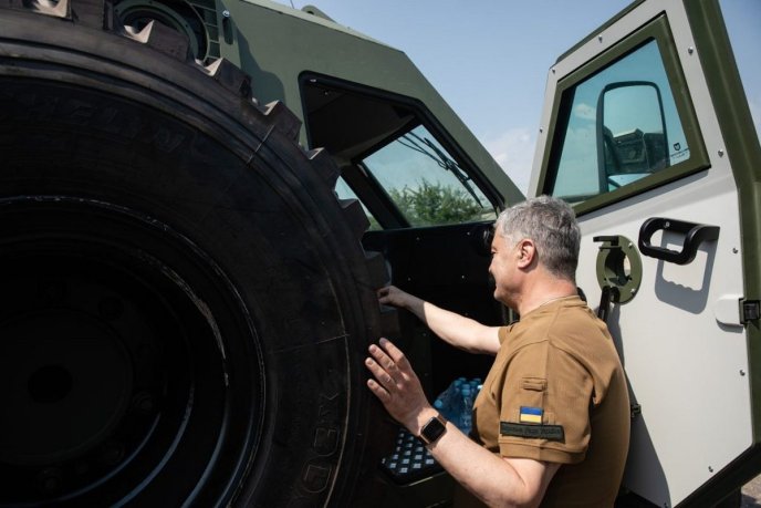 Для контрнаступу і перемоги: Порошенко в Донецькій області особисто передав десантникам потужні бронемашини – 01