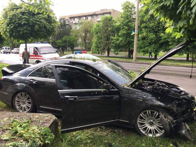 ДТП в Ужгороді: «Мерседес» зніс чотири дерева та влетів у бетонну опору – 04