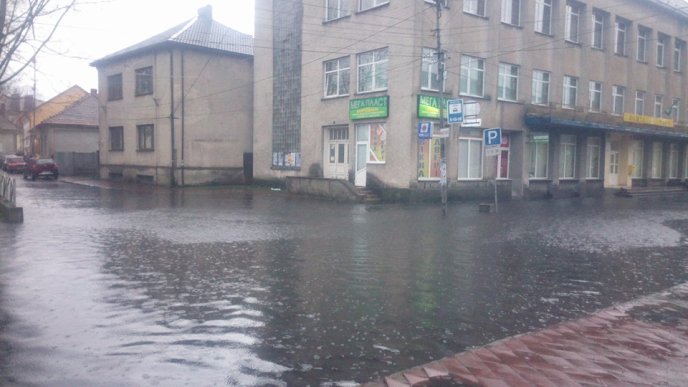 На Тячівщині паводок пошкодив незавершену дамбу та автодорогу, плаває Хуст – 01