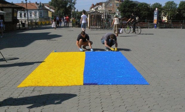 У центрі Ужгорода з кришок утворили прапор України – 05 У центрі Ужгорода з кришок утворили прапор України – 05