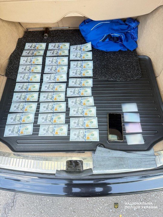 Поліція затримала двох закарпатців: що вони накоїли – 03 За 3000 доларів закарпатець допомагав чоловікам перетинати кордон