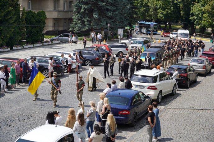 Поховали військового, який отримав важке поранення на фронті – 05