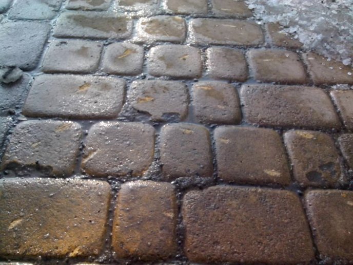 Ужгородці, очищуючи тротуари від льоду, "перестарались" і пошкодили бруківку – 02