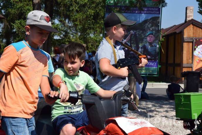 У парку "Перемоги" в Мукачеві влаштували свято для дітей – 13