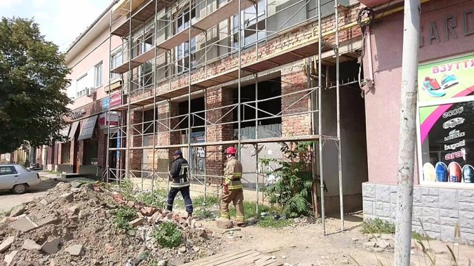 У центрі Ужгорода у приватному будинку обвалилася стеля – 07