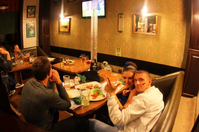 Мукачівці святкували перемогу збірної України до самого ранку (ФОТОРЕПОРТАЖ) – 01