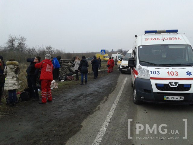 Неподалік Ужгорода жахлива ДТП: мікроавтобус із пасажирами з’їхав у кювет і перекинувся – 07