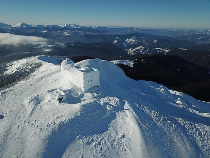 Мережу підкорюють неймовірні фотографії засніженої обсерваторії – 02