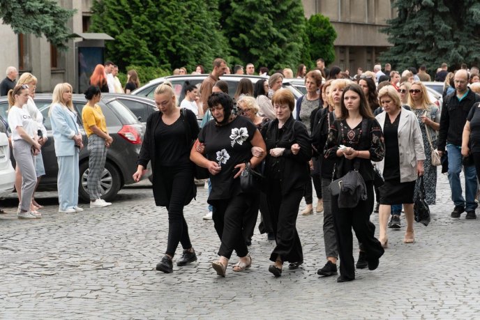 Залишилися мама, донька і брат: Закарпаття попрощалось із полеглим Героєм – 03