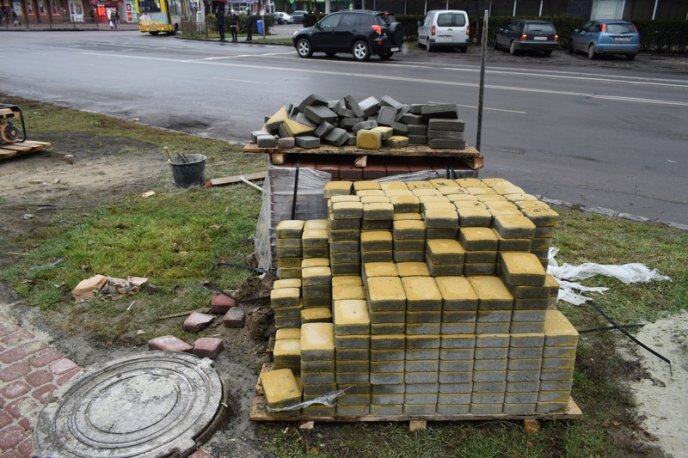 В Ужгороді викладають бруківкою тротуар на проспекті Свободи – 05
