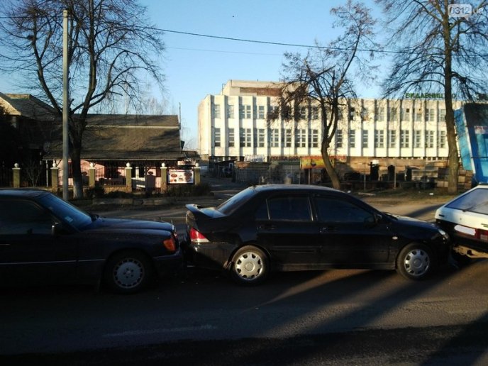 Аварія в Ужгороді: зіткнулися одразу 4 машини – 04