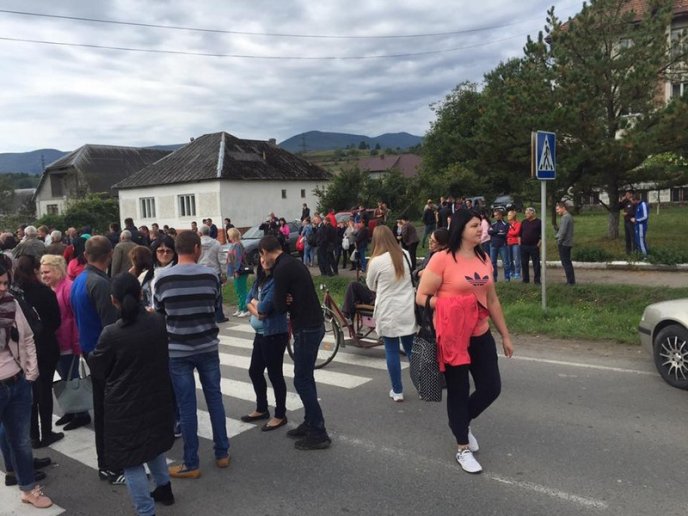 На Свалявщині люди перерили дорогу – 02