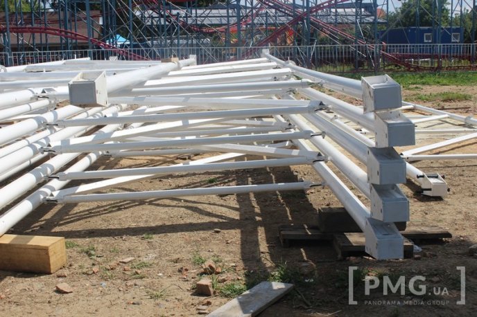 У Мукачівському парку "Перемога" встановлюють "чортове колесо" – 06