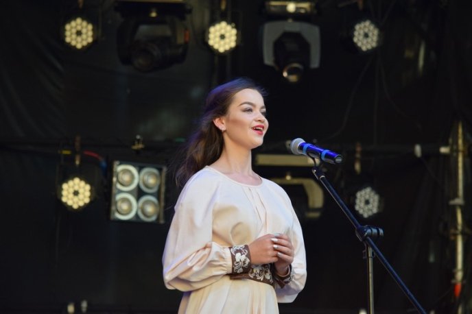 На концерті до Дня Ужгорода виступала співачка Аліна Паш – 06