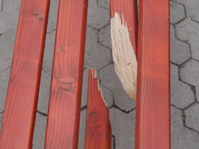 У центрі Ужгорода вандали понищили лавиці – 03