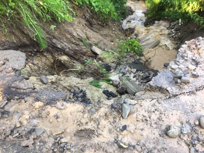 Розмиті дороги та підтоплені господарства: вночі на Закарпатті вирувала негода – 02