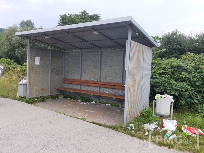 Побачене на одній із автобусних зупинок Мукачева неприємно вразило людей – 04