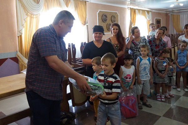 В рамках благодійної акції до Дня знань нові ранці отримали близько 3800 першокласників Тячівщини та Рахівщини – 14 В рамках благодійної акції до Дня знань нові ранці отримали близько 3800 першокласників Тячівщини та Рахівщини – 14