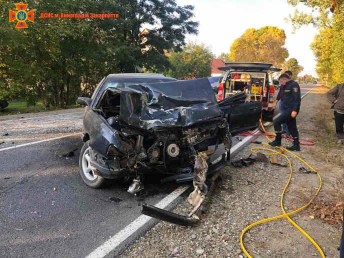 На Закарпатті шкільний автобус потрапив у ДТП. У нього врізалась "Ауді" – 02