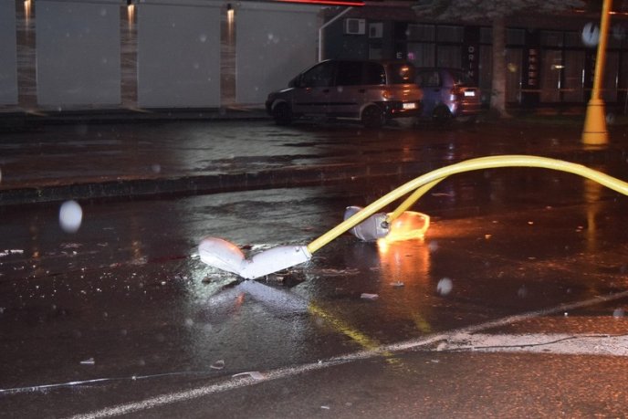 В Ужгороді на дорогу впав ліхтарний стовп – 04