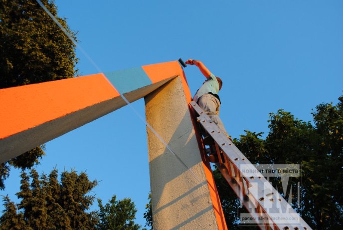 Вказівник Мукачево отримав "обличчя" кольорів державного прапору (ФОТОРЕПОРТАЖ) – 24