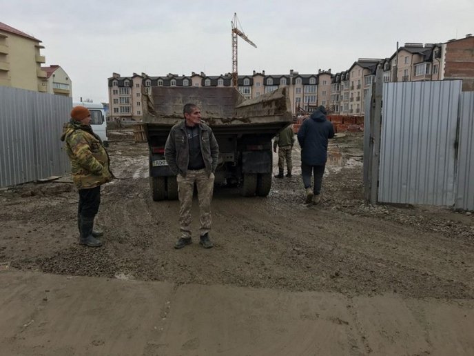 В Ужгороді забудовника оштрафують за те, що вантажівки виїжджали з будівництва із брудними колесами – 10