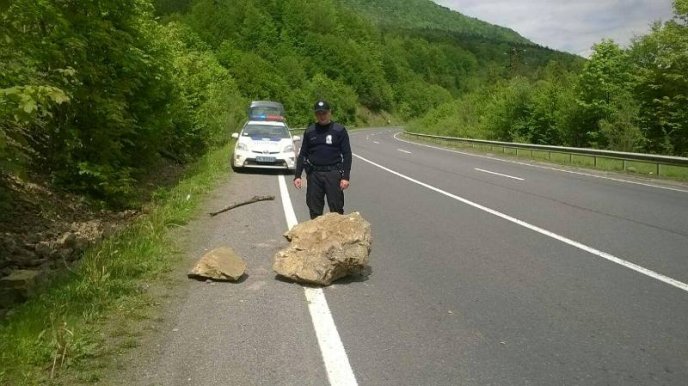 На проїжджу частину траси Київ-Чоп обвалилась велика кам’яна брила – 02