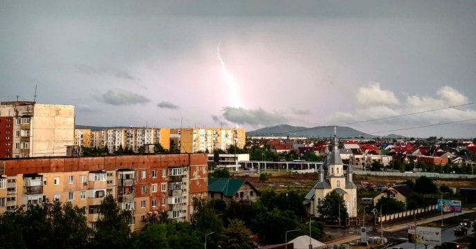 Гроза над Ужгородом: у мережі показали світлини блискавок – 02