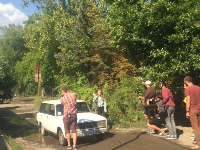 Ольга Фреймут завітала до Хуста та пройшлася на каблуках по місцевих калюжах – 10