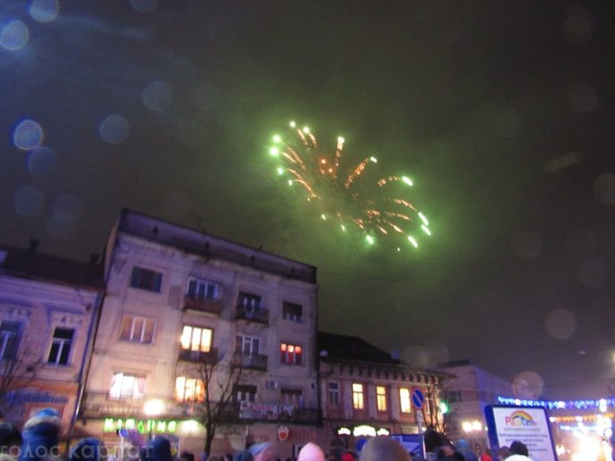 Зустріч Нового року в Мукачеві: бенгальські вогні, шампанське та феєрверк – 02