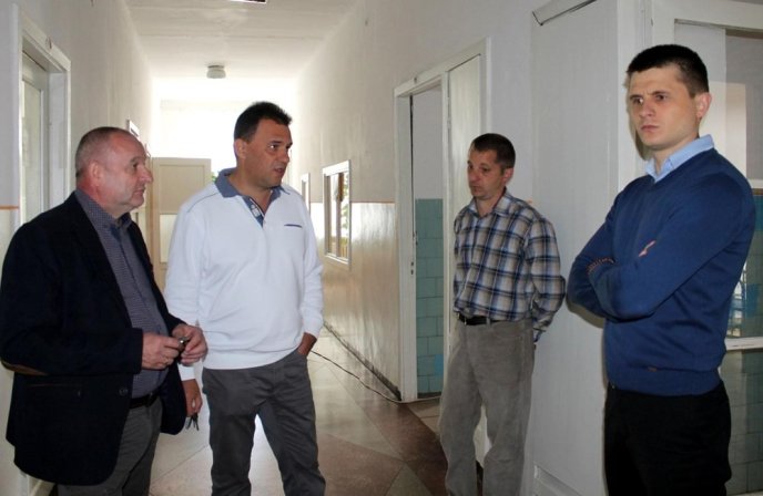 Жахи Хустської райлікарні: дах в аварійному стані й у дощ протікає, по стінах стікає вода, у палатах – грибок та плісень – 04